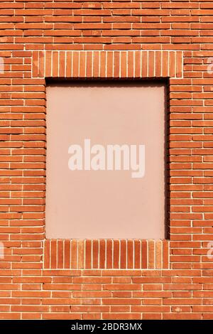 Neue rote Ziegelwand mit falschem Fensterabschluss Stockfoto