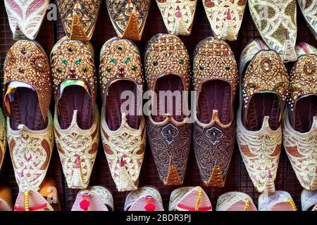 Arabische Babouches Schuhe am Marktstand im Nahbereich Stockfoto