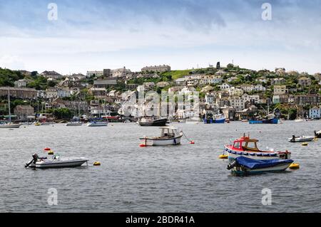 Blick über Fowey auf den Hafen von Polruan, Cornwall England UK Stockfoto