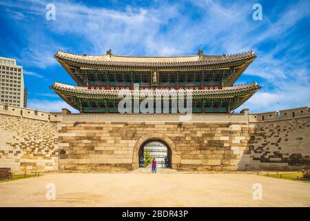 Sungnyemun, das südwärts gelegene Tor der Altstadt von seoul. Die Übersetzung chinesischer Schriftzeichen lautet "Sungnyemun". Stockfoto