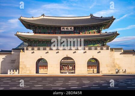 Gwanghwamun, Haupttor des Gyeongbokgung-Palastes in seoul, korea, die Übersetzung des chinesischen Textes lautet "Gwanghwamun". Stockfoto