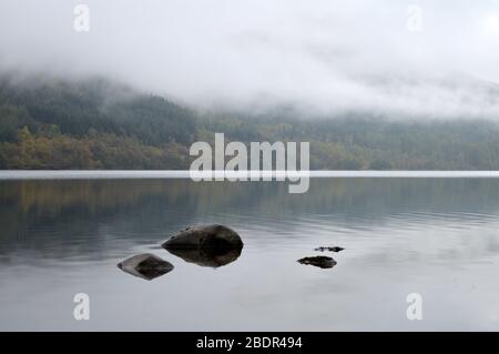 Felsen in loch Voil Balquhidder Stirling Stockfoto