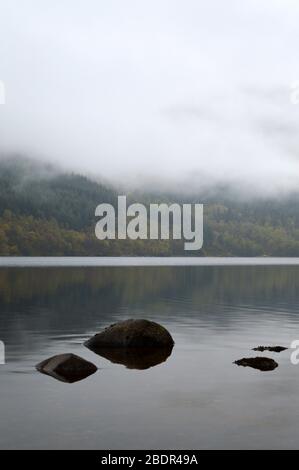 Felsen in loch Voil Balquhidder Stirling Stockfoto