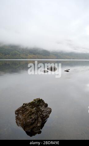 Felsen in loch Voil Balquhidder Stirling Stockfoto