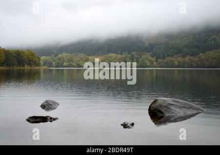 Felsen in loch Voil Balquhidder Stirling Stockfoto