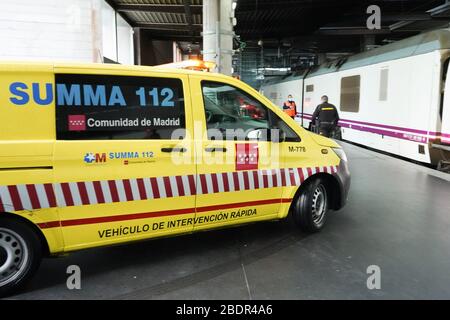 (200409) -- MADRID, 9. April 2020 (Xinhua) -- neben einem Zug zum Transfer von COVID-19-Patienten in Madrid, Spanien, 8. April 2020 wird ein Ambulanzfahrzeug gesehen. Spaniens Minister für Verkehr, Mobilität und städtische Agenda José Luis Alabos sagte am Donnerstag, dass eine Reihe von medizinisch ausgestatteten Zügen, die bis zu 24 COVID-19-Patienten aufnehmen können, zur Verfügung steht, um unter Spaniens autonomen Gemeinden zu fahren. (Ministerium für Verkehr, Mobilität und städtische Agenda/Handout über Xinhua) Stockfoto
