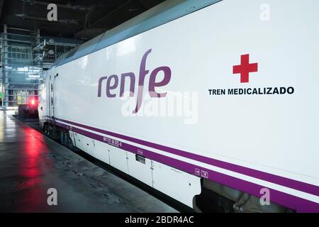 (200409) -- MADRID, 9. April 2020 (Xinhua) -- Foto vom 8. April 2020 zeigt einen Zug für den Transfer von COVID-19-Patienten in Madrid, Spanien. Spaniens Minister für Verkehr, Mobilität und städtische Agenda José Luis Alabos sagte am Donnerstag, dass eine Reihe von medizinisch ausgestatteten Zügen, die bis zu 24 COVID-19-Patienten aufnehmen können, zur Verfügung steht, um unter Spaniens autonomen Gemeinden zu fahren. (Ministerium für Verkehr, Mobilität und städtische Agenda/Handout über Xinhua) Stockfoto