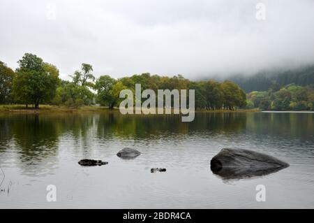 Felsen in loch Voil Balquhidder Stirling Stockfoto