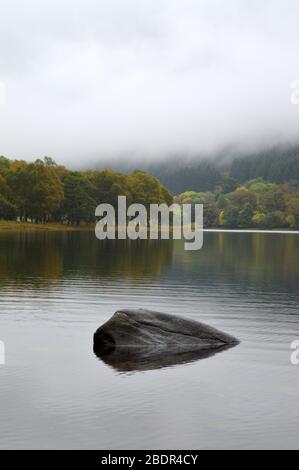 Felsen in loch Voil Balquhidder Stirling Stockfoto