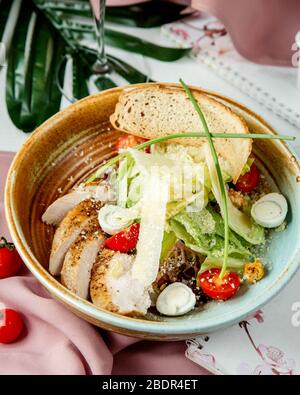 Salat mit Brotscheiben und Eiern im Inneren Stockfoto