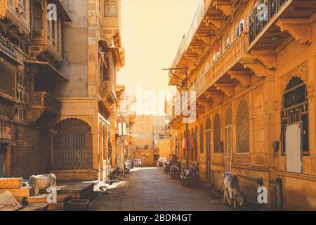 Enge Straße mit alten Haveli-Häusern historischen indischen Häusern in Jaisamer. Jaisalmer ist als Golden City in Indien bekannt Stockfoto