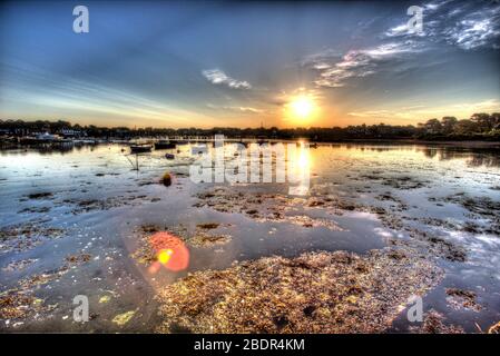 Dorf Plouhmanac’h, Frankreich. Künstlerische Sonnenaufgang Blick auf Freizeit-und Fischerboote in Port de Ploumanac'h. Stockfoto