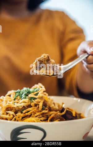 Khao Soi Gai (Nördliche Thailändische Kokosnuss-Curry-Nudelsuppe Mit Huhn) Stockfoto