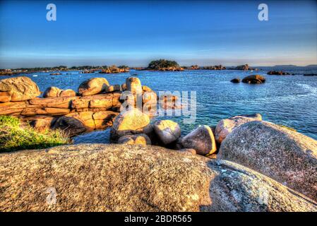 Dorf Plouhmanac’h, Frankreich. Künstlerische Sicht auf den Plouhmanac’h, Küstenlinie vom Sentier des Douaniers aus gesehen. Stockfoto