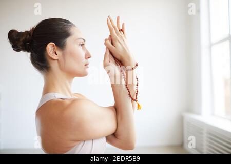 Seitenansicht der jungen Frau, die Yoga-Übungen während des Sporttrainings im Unterricht macht Stockfoto