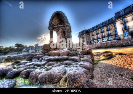 Dorf Plouhmanac’h, Frankreich. Künstlerische Silhouetten Ansicht des Saint Guirec Oratoriums auf Ploumanac'h Plage Saint-Guirec. Stockfoto