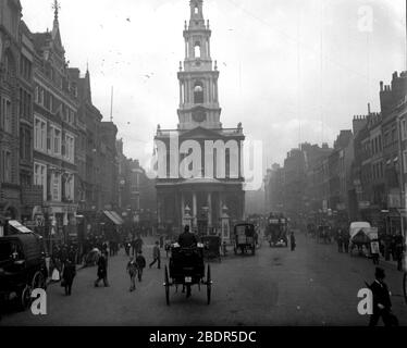 Old Historic Victorian London: Menschen, die ihr Geschäft auf den Straßen des 19. Jahrhunderts London in The Strand, im Jahr 1896. Die Kirche von St Mary Le Strand in der Mitte von SHOT. London des 19. Jahrhunderts. Stockfoto