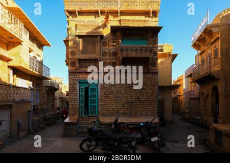 Enge Straße mit alten Haveli-Häusern historischen indischen Häusern in Jaisamer. Jaisalmer ist als Golden City in Indien bekannt Stockfoto