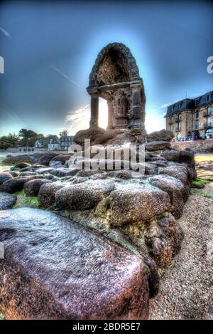 Dorf Plouhmanac’h, Frankreich. Künstlerische Silhouetten Ansicht des Saint Guirec Oratoriums auf Ploumanac'h Plage Saint-Guirec. Stockfoto
