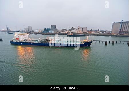 Großes Frachtschiff in kommerziellen Hafendocks festgemacht Stockfoto