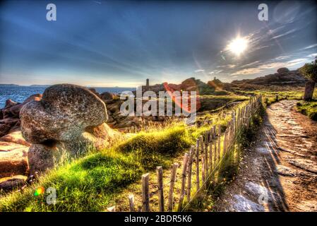 Dorf Plouhmanac’h, Frankreich. Künstlerische Silhouette auf dem Sentier des Douaniers Trail an der rosafarbenen Granitfelsenküste von Plouhmanac’h. Stockfoto
