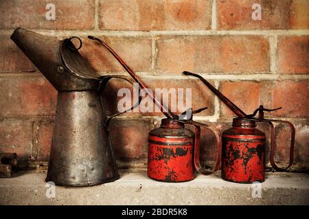 Oldtimer Öldosen in der Garage. Stockfoto