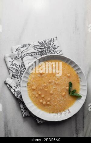 Köstliche warme Suppe mit Kichererbsen und Reis. Typisch spanische Küche, andalusischer Puchero. Stockfoto