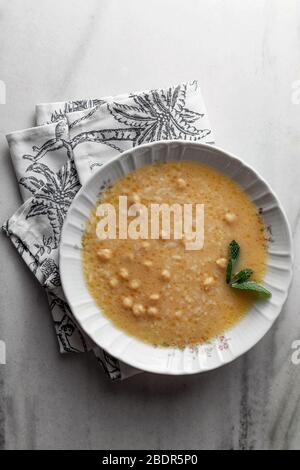 Köstliche warme Suppe mit Kichererbsen und Reis. Typisch spanische Küche, andalusischer Puchero. Stockfoto