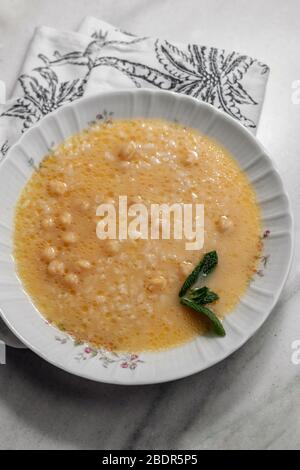 Köstliche warme Suppe mit Kichererbsen und Reis. Typisch spanische Küche, andalusischer Puchero. Stockfoto