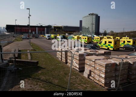 Excel, London, Großbritannien. April 2020. Die Vorbereitungen für das Arival von 4.000 Coronavirus-Patienten zum NHS Nightingale Hospital dauern an. Das Krankenhaus wird in sechs Tagen fertiggestellt. Credit: Marcin Nowak/Alamy Live News Stockfoto