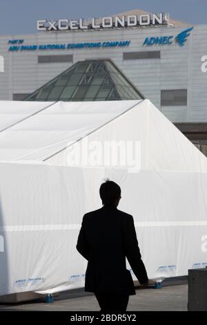 Excel, London, Großbritannien. April 2020. Die Vorbereitungen für das Arival von 4.000 Coronavirus-Patienten zum NHS Nightingale Hospital dauern an. Das Krankenhaus wird in sechs Tagen fertiggestellt. Credit: Marcin Nowak/Alamy Live News Stockfoto