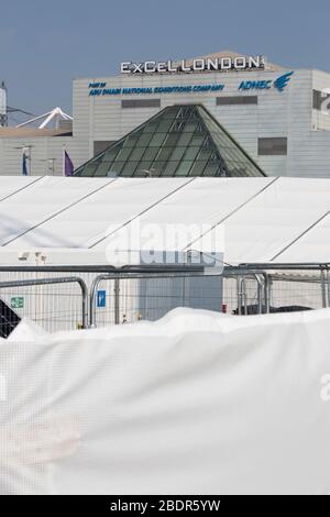 Excel, London, Großbritannien. April 2020. Die Vorbereitungen für das Arival von 4.000 Coronavirus-Patienten zum NHS Nightingale Hospital dauern an. Das Krankenhaus wird in sechs Tagen fertiggestellt. Credit: Marcin Nowak/Alamy Live News Stockfoto