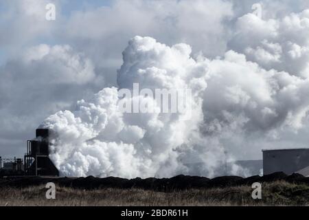 Rauch, der aus den Koksöfen von Redcar Stahlwerken herausticht. Stockfoto