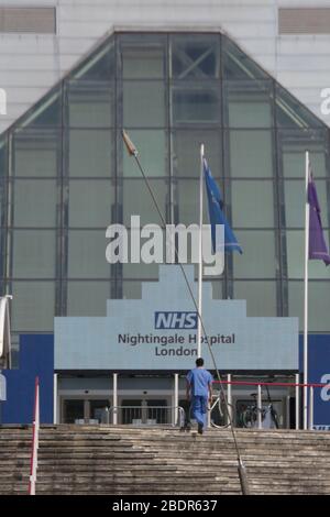 Excel, London, Großbritannien. April 2020. Die Vorbereitungen für das Arival von 4.000 Coronavirus-Patienten zum NHS Nightingale Hospital dauern an. Das Krankenhaus wird in sechs Tagen fertiggestellt. Credit: Marcin Nowak/Alamy Live News Stockfoto