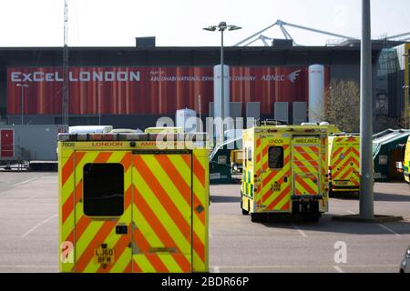 Excel, London, Großbritannien. April 2020. Die Vorbereitungen für das Arival von 4.000 Coronavirus-Patienten zum NHS Nightingale Hospital dauern an. Das Krankenhaus wird in sechs Tagen fertiggestellt. Credit: Marcin Nowak/Alamy Live News Stockfoto