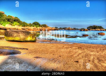 Dorf Plouhmanac’h, Frankreich. Künstlerische Sicht auf Ploumanac'h's Plage Saint-Guirec. Stockfoto