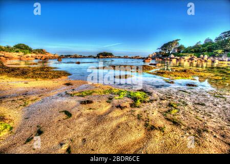 Dorf Plouhmanac’h, Frankreich. Künstlerische Sicht auf Ploumanac'h's Plage Saint-Guirec. Stockfoto
