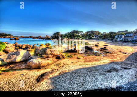 Dorf Plouhmanac’h, Frankreich. Künstlerische Ansicht von Ploumanac'h's Plage Saint-Guirec, mit dem Saint Guirec Oratorium in der Mitte des Bildes. Stockfoto