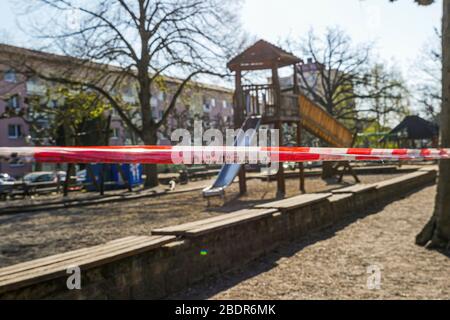 Barrikade Tape Barring Kinder Spielplatz während Coronavirus Lockdown Stockfoto