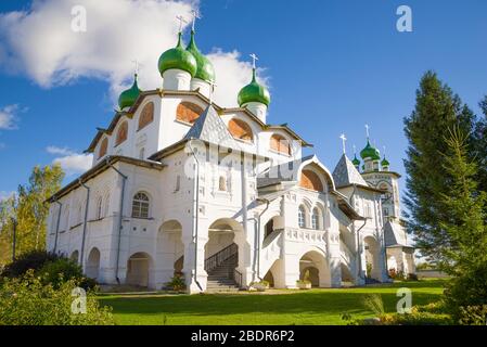 Sonniger Oktobertag im Kloster St. Nikolaus Vyazhishchi. Nowgorod Region, Russland Stockfoto