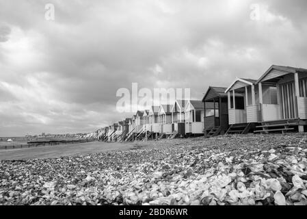 Schwarz-Weiß-Bild von Thorpe Bay Beach Hütten, Essex, England Stockfoto