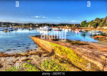 Dorf Plouhmanac’h, Frankreich. Künstlerische Morgenansicht von Fischen und Freizeit Schiffe in Port de Ploumanac'h. Stockfoto
