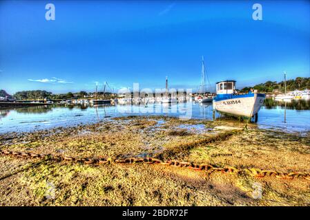 Dorf Plouhmanac’h, Frankreich. Künstlerische Morgenansicht eines Fischerbootes auf den Beinen des Bootes am Port de Ploumanac'h. Stockfoto