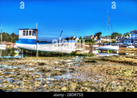 Dorf Plouhmanac’h, Frankreich. Künstlerische Morgenansicht eines Fischerbootes auf den Beinen des Bootes am Port de Ploumanac'h. Stockfoto