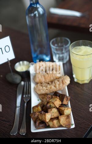 Fish and Chips, isländischer Stil, serviert im isländischen Fish and Chips in Reykjavik, Island Stockfoto