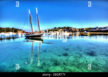 Dorf Plouhmanac’h, Frankreich. Künstlerische Morgenansicht des Segelruckers Ar Jentilez (PL92) vor Anker in Port de Ploumanac'h. Stockfoto