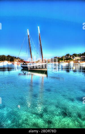 Dorf Plouhmanac’h, Frankreich. Künstlerische Morgenansicht des Segelruckers Ar Jentilez (PL92) vor Anker in Port de Ploumanac'h. Stockfoto