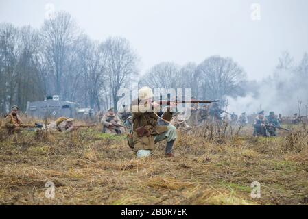 GATCHINA, RUSSLAND - 07. NOVEMBER 2015: Estnischer Milizoffizier der Armee von General Judenich auf dem Schlachtfeld. Ein Fragment der internationalen M Stockfoto