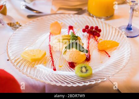 Ein Mango-Eis-Dessert auf Glasplatte in einem Restaurant Stockfoto