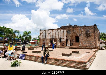 PATTANI, THAILAND - August 16 : Reisende thai Frauen reisen zu Besuch und Respekt Gebet zu Allah in Krue SE Moschee oder Masjid Kerisek in Tanyong Luloon d Stockfoto